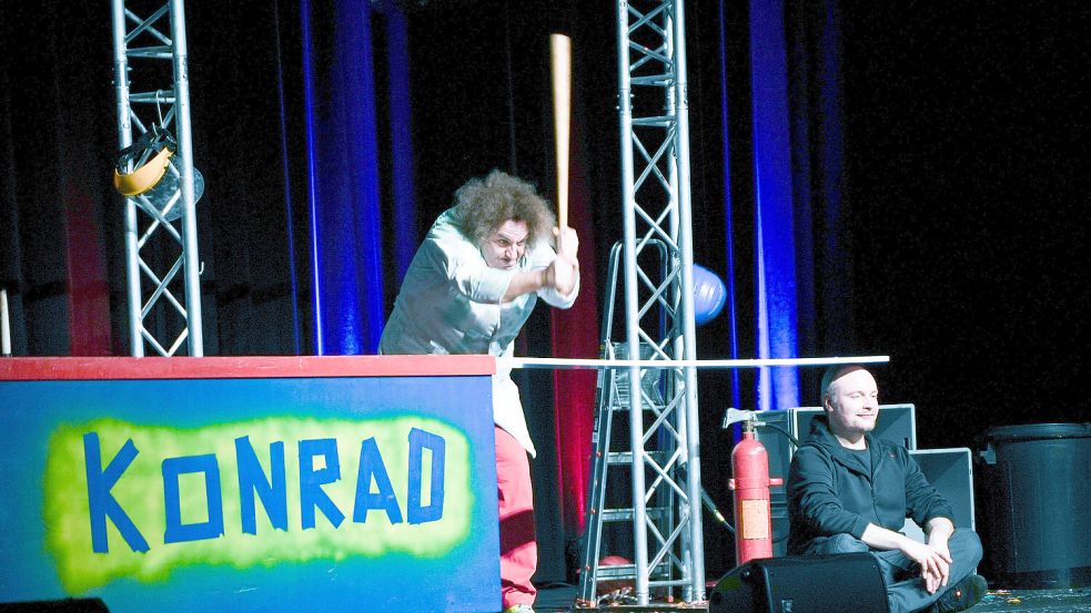 Nicht zimperlich ging es bei der Show zu. Wer mitmachte, musste Vertrauen zeigen. Foto: Helmut Vortanz