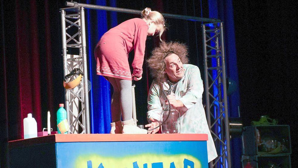 Die neunjährige Lotte aus Wittmund half dem Wissenschaftscomedian bei seinen Experimenten. Foto: Helmut Vortanz
