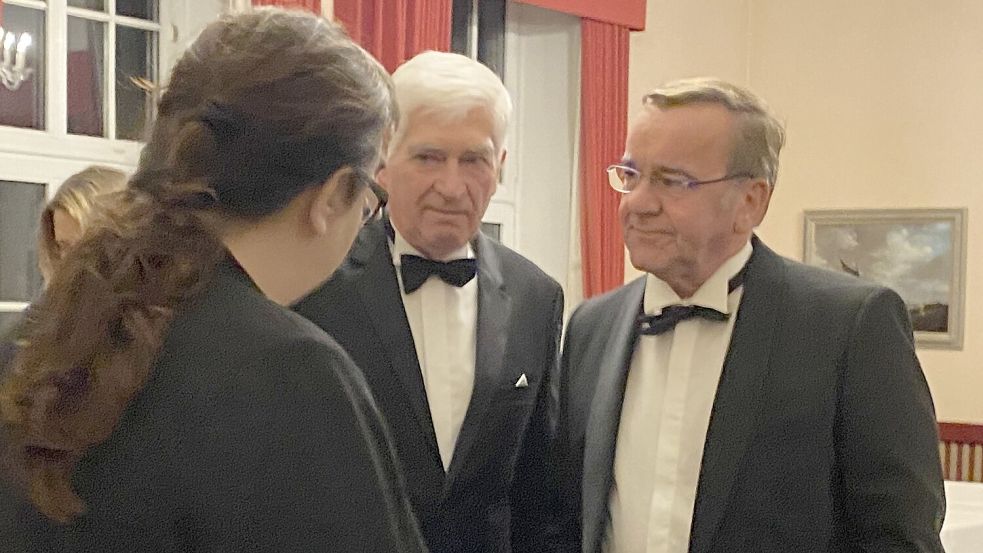 Dr. Claas Brons (links), Vorsitzender der Emder Kaufmannschaft, hatte Bundesverteidigungsminister Boris Pistorius (SPD) zum 260. Emder Kaufmannsmahl eingeladen. Foto: Christin Wetzel