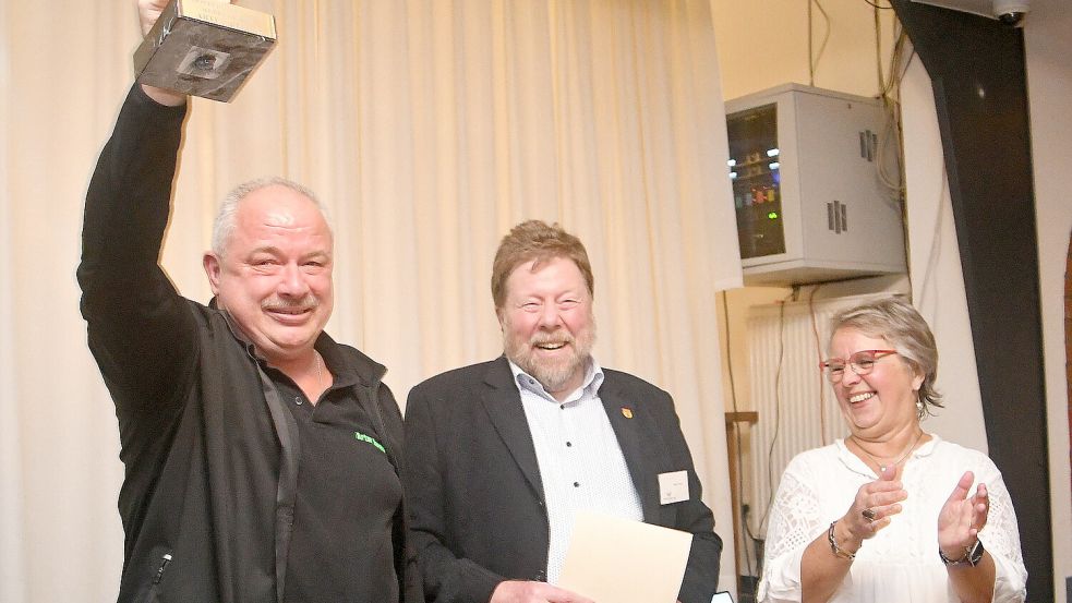 Keerlke-Preis-Gewinner Artur Reents (von links), Hans Freese, Vorsitzender Oostfreeske Taal, und Gertrud Reitmeyer. Fotos: Gerd-Arnold Ubben