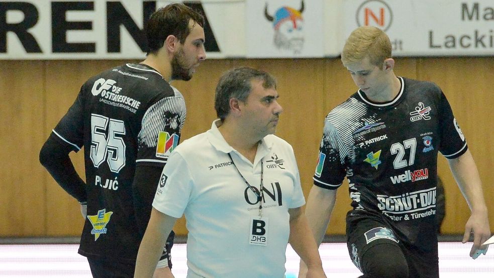 Die Enttäuschung war im OHV-Team (Petar Puljic, von links, Trainer Pedro Alvarez und Rostyvlas Polishchuk) nach der Niederlage beim VfL Gummersbach II groß. Foto: Bernd Wolfenberg