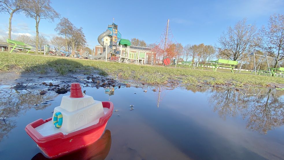 So viel Wasser wir auf er angrenzenden Wiese stand kürzlich auf dem ganzen Spielplatzgelände am Ihler Meer. Fotos: Christin Wetzel