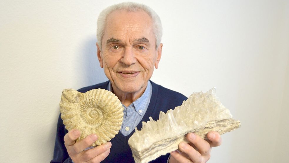 Manfred Nittmann zeigt zwei Höhepunkte der diesjährigen Ausstellung: einen Ammoniten (links) aus Marokko und einen Bergkristall aus der Schweiz. Foto: Matthias Hippen