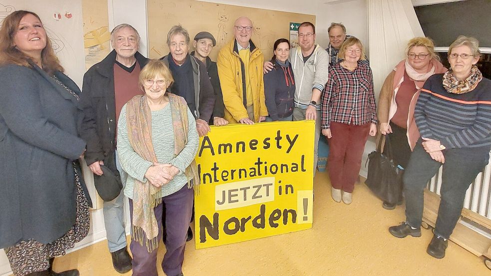 Sie sind Teil der Norder Gruppe von Amnesty International. Sprecher der Norder Gruppe ist Andreas Ecke (fünfter von links), neben ihm steht sein Stellvertreter, Dietrich Flöter, sowie die Kassenwartin Caro Kröger. Foto: Gerold Siemer