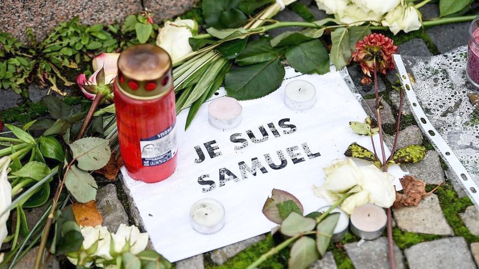 Vor der französischen Botschaft lagen Blumen, Kerzen und ein Blatt mit der Aufschrift „Je suis Samuel“. In einem Pariser Vorort wurde der Lehrer Samuel Paty auf der Straße von einem Islamisten ermordet. Foto: dpa/Kira Hofmann