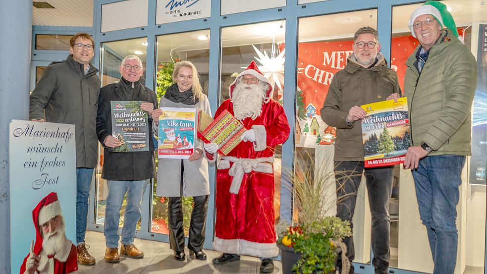 Das Programm des Marienhafer Weihnachtsmarktes stellten vor: Michael Dirksen-Müller (von links), Theo Moltz, Birgit Kruse, der Weihnachtsmann, Ernst Moltz, Manfred Kruse. Foto: Folkert Bents