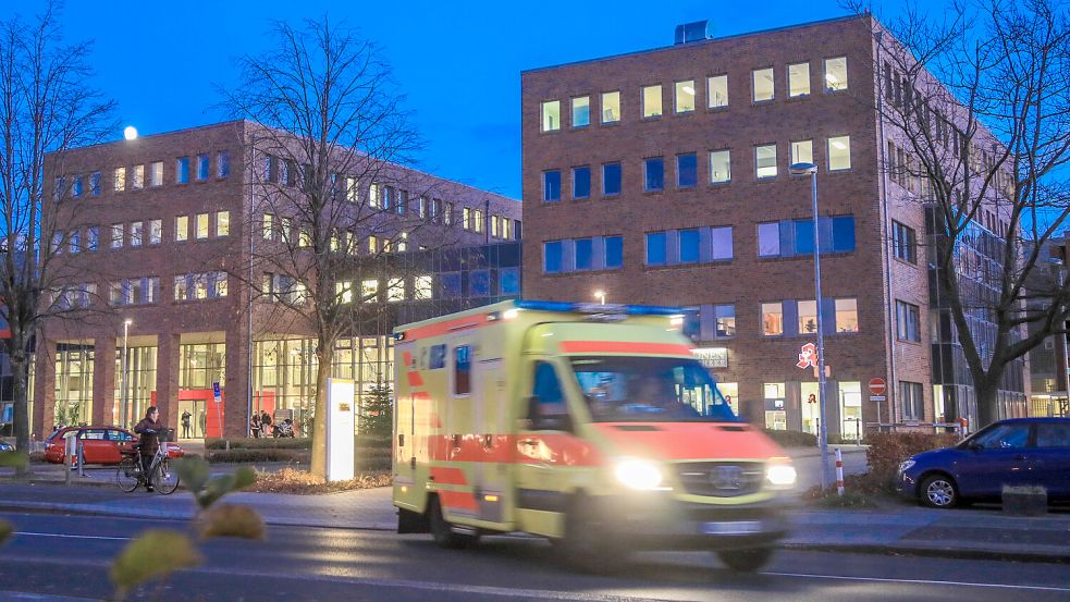 Die Ubbo-Emmius-Klinik in Aurich soll zum Ende des Jahrzehnts zugunsten einer Zentralklinik in Südbrookmerland geschlossen werden. Foto: Romuald Banik