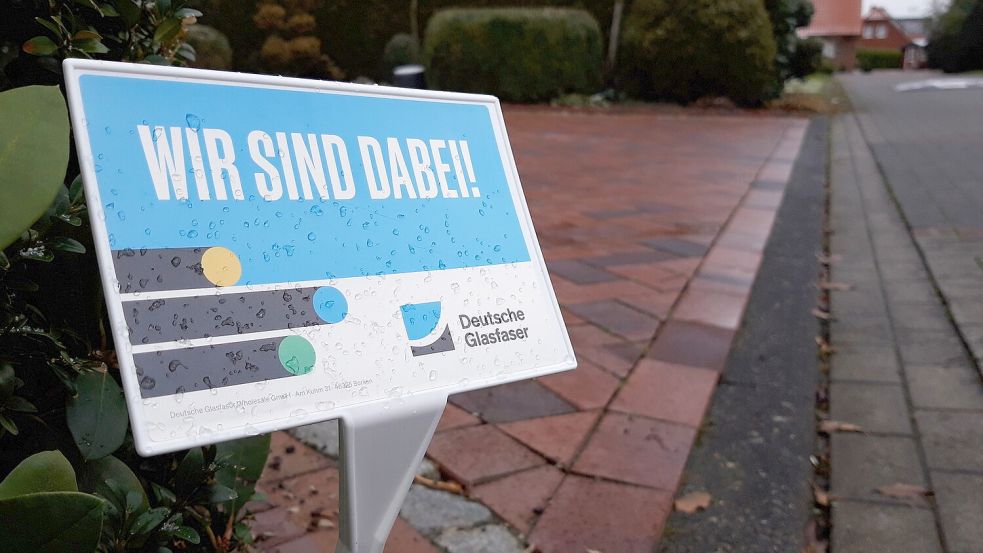 Wer einen Vertrag mit der Deutschen Glasfaser abschließt, darf sich ein solches Kunststofftäfelchen in den Vorgarten stecken. Foto: Thomas Dirks