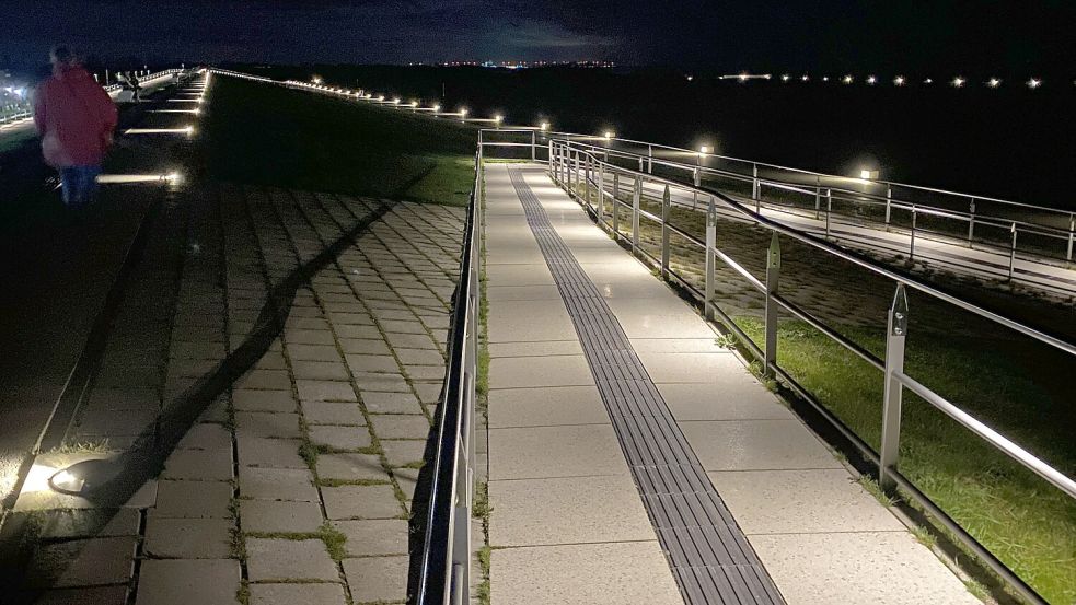 An der Strandpromenade in Norddeich, dem Deck, ist ein ausgeklügeltes Lichtkonzept installiert worden. Foto: Heino Hermanns