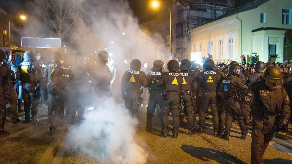 Während der Coronazeit kam es bei mehreren Demonstrationen gegen die Auflagen zu Protesten, bei denen Polizisten Ziel von Angriffen wurden – wie hier in Rostock. Doch auch nach Ende der Maßnahmen bleibt die Zahl der Angriffe auf Beamte hoch und steigt weiter an. Foto: DPA