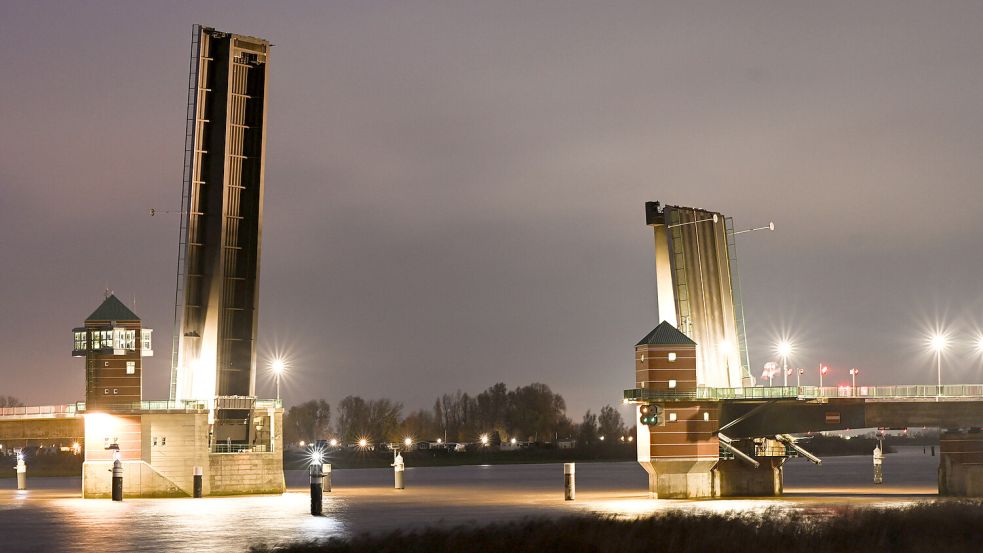 Die Jann-Berghaus-Brücke über die Ems war bereits am vergangenen Donnerstag für 24 Stunden hochgeklappt. Wegen des Warnstreiks hatte sich vor der Brücke ein langer Stau gebildet. Foto: DPA