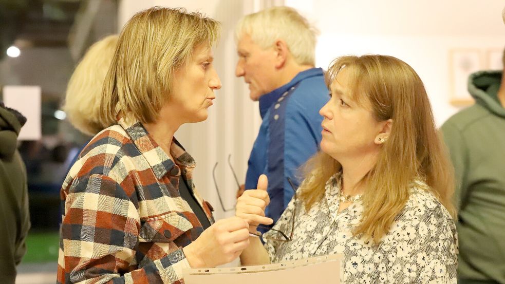 Boßelikonen im Fachgespräch: Die EM-Schiedsrichterinnen Antje Schöttler-Gerjets (links) und Kerstin Friedrichs. Foto: Wilfried Gronewold