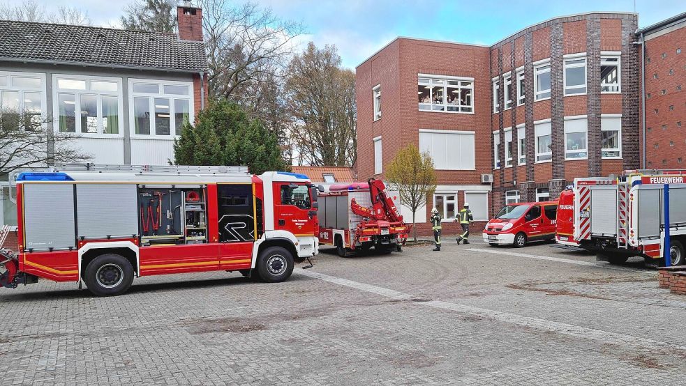 Die Feuerwehr war zu einem Brand an die Wiesmoorer Gesamtschule ausgerückt. Foto: Feuerwehr