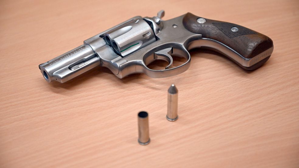 Ein Revolver liegt auf einem Tisch. Der Angeklagte soll nicht diese, aber eine Waffe dieser Bauart besessen haben. Foto: DPA