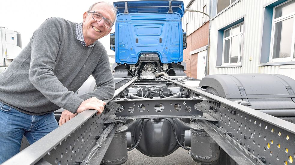 Dr. Ralf Kollmann am noch leeren Fahrgestell eines Lkw. Das ist die Basis, auf der ganz individuelle Lösungen aufgebaut werden. Foto: Ortgies