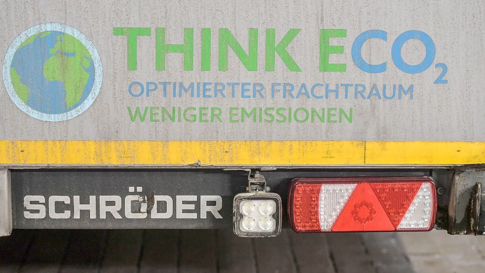 Das Dach dieses Lkw kann hydraulisch angehoben werden. Damit lässt sich auch der letzten Zentimeter Höhe voll ausnutzen. Ein Schriftzug weist auf Schröder Fahrzeugtechnik hin. Foto: Ortgies