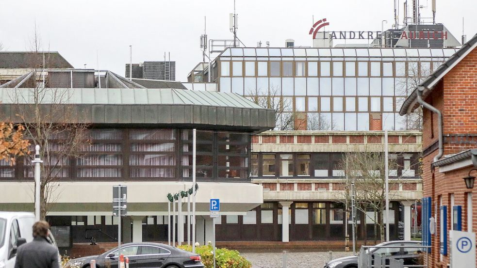 Das Auricher Rathaus (vorne) und das Kreishaus liegen in Sichtweite direkt gegenüber des Fischteichwegs. Doch es gibt immer wieder unterschiedliche Sichtweisen. Foto: Romuald Banik