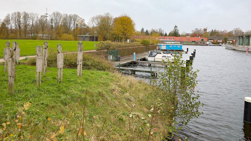 Die grüne Wiese vor dem Sanitärgebäude soll zum Zeltplatz werden. Vier Hausboote sollen das Angebot ergänzen. Foto: Romuald Banik