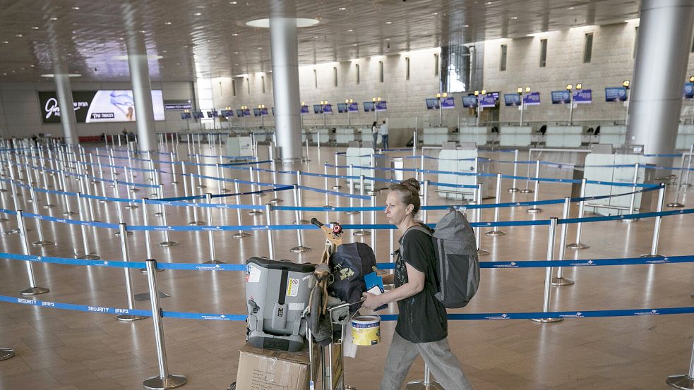 Ziemlich leer: Eine Passagierin am Ben Gurion-Flughafen in Tel Aviv Ende Oktober. Foto: Imago Images/Xinhua/Chen Junking