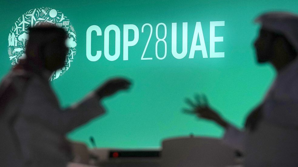 Logo der Weltklimakonferenz COP28 in Dubai: Lässt sich die Erderwärmung noch verlangsamen? Foto: picture alliance/dpaAP/Rafiq Maqbool
