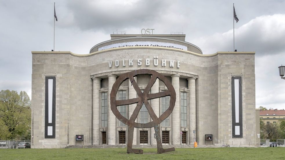 Das Räuberrad eine Radskulptur vor der Volksbühne in Berlin. Wenn Kultur-Einrichtungen den Hamas-Terror verurteilen, werden sie rot markiert. Foto: imago images/Hohlfeld