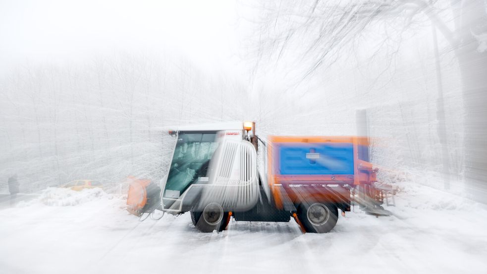 Ein Warnstreik hat zu Einschränkungen beim Winterdienst in Niedersachsen geführt. Foto: Friso Gentsch/dpa