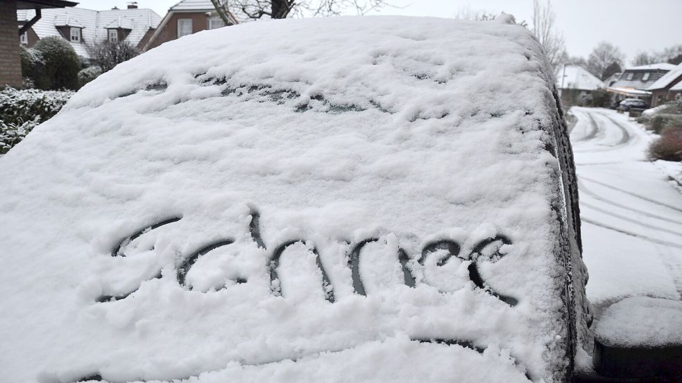 Wie hier in Jever, lag auf vielen Autos in der Region Schnee. Foto: Ullrich
