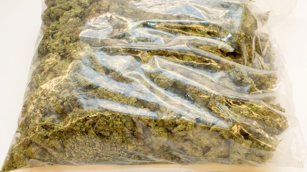 Ein Beutel mit einem Kilo der Droge Marihuana. Foto: DPA