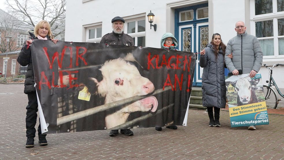 Vor Prozessbeginn hatten sich einige Tierschützer vor dem Amtsgericht zu einer Mahnwache versammelt. Foto: Romuald Banik