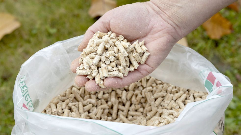 Das Heizen mit Holzpellets wird von der Ampel-Regierung nun genauso wie das Heizen mit einer Wärmepumpe gefördert. Foto: imago images/CHROMORANGE