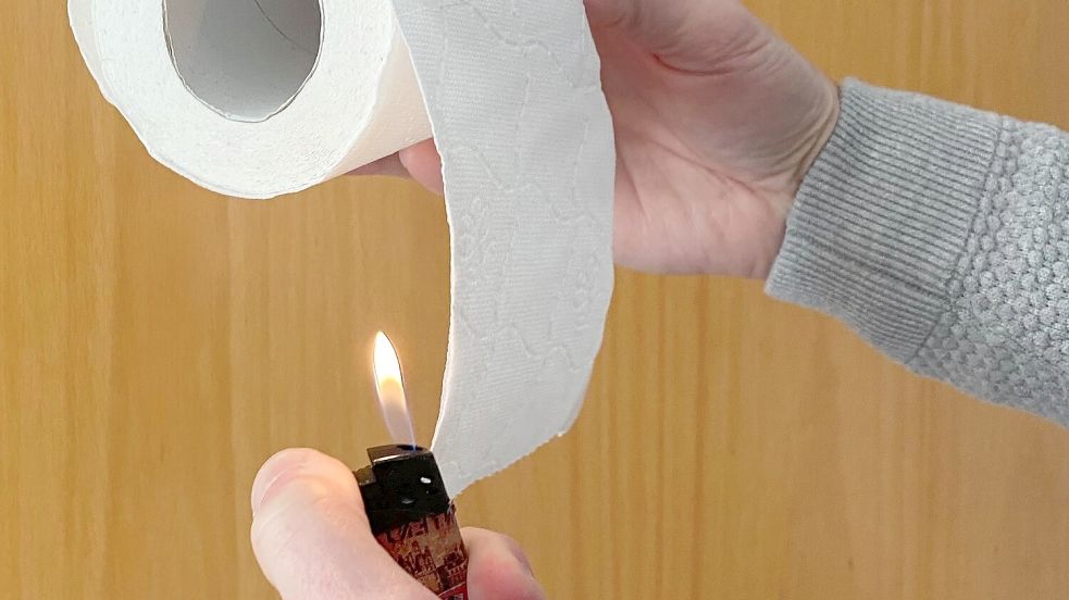 Mit Hilfe von Toilettenpapier soll der Angeklagte seinen Wagen angesteckt haben. Foto: Holger Janssen