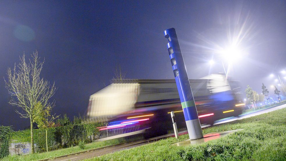 Ein Lastwagen fährt am frühen Morgen an einer Mautkontrollsäule vorbei. Foto: DPA/Klaus-Dietmar Gabbert