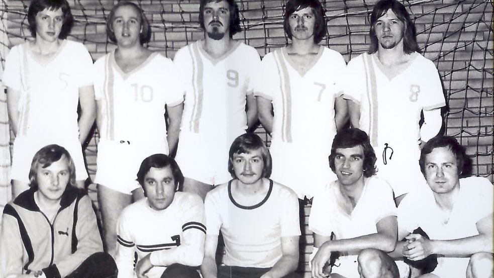 Handball spielte Mettin Köllmann (oben links) beim TuS Weene. Zur Mannschaft gehörten Hein Saathoff (vorne von links), Gerd Groß, Harm Park, Harm Harms, Wilhelm Fleßner. Johann Müller (Zweiter stehend von links), Tamme Bohls, Gerhard Köllmann, Heinz Albers.