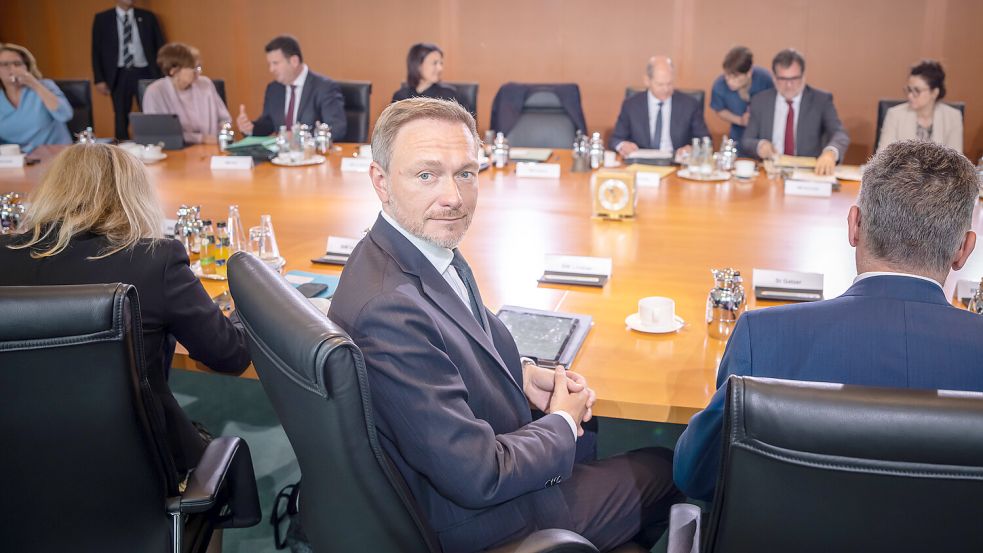 FDP-Finanzminister Lindner bei einer Kabinettssitzung im Kanzleramt. Durch das Urteil des Verfassungsgerichts muss der Ampel-Minister seinen Haushalt umplanen. Foto: dpa/Michael Kappeler