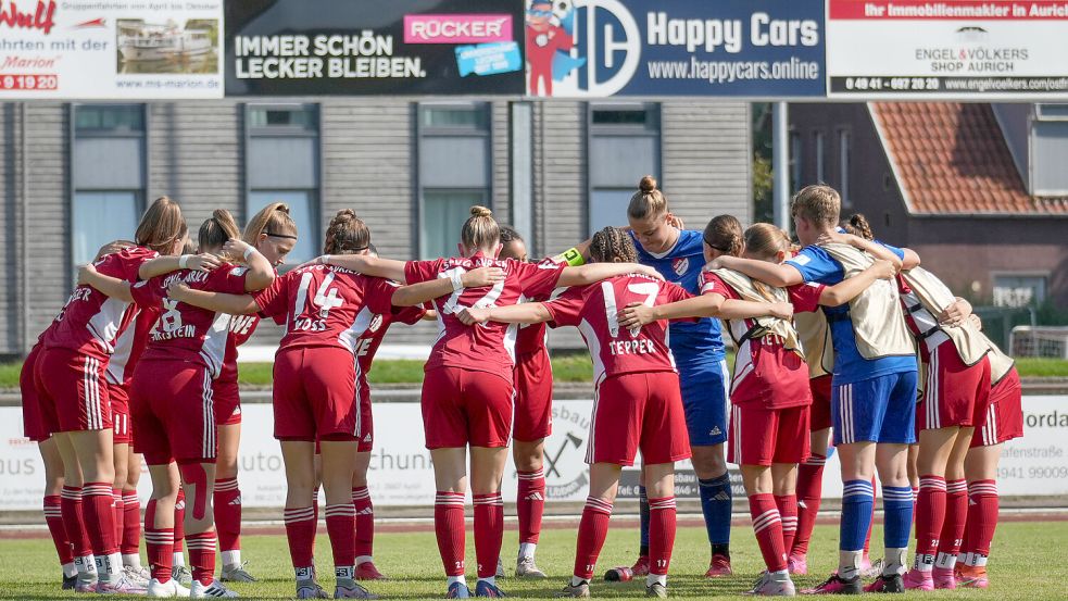 Nur noch einige Male werden sich die Auricher B-Juniorinnen vor einem Bundesligaspiel auf dem Ellernfeld zum Spielerinnenkreis formieren. Es läuft die letzte Saison. Der Deutsche Fußballbund will es so. Fotos: Helmut Vortanz