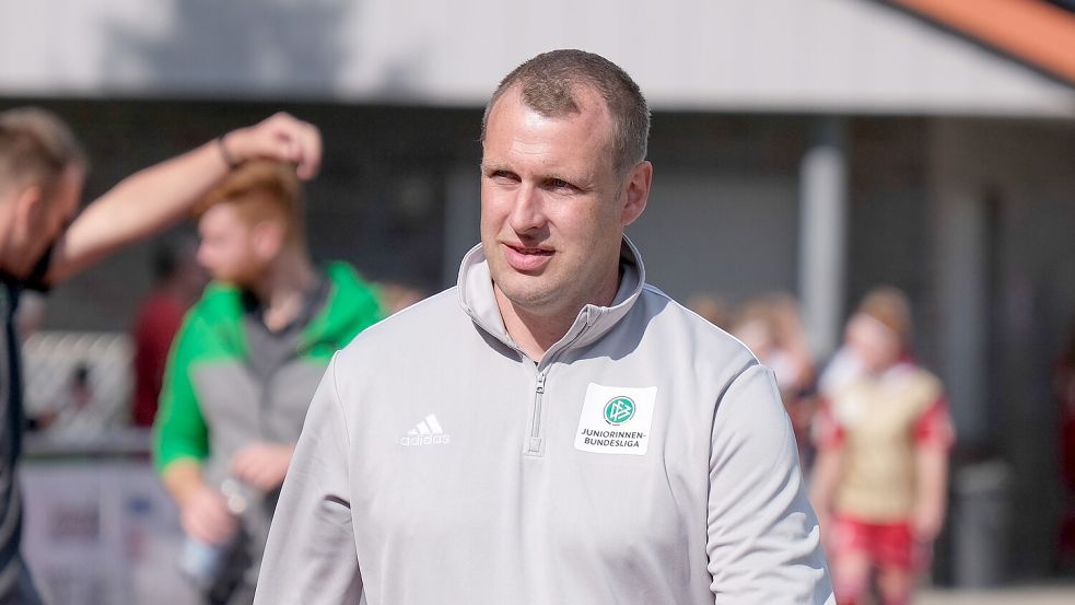 Stefan Wilts, Trainer der Bundesliga-U17-Juniorinnen, bereitet sich im kommenden Jahr auf die neue Trainerlizenz vor. Ein strammes Programm mit verschiedenen Ausbildungsorten.