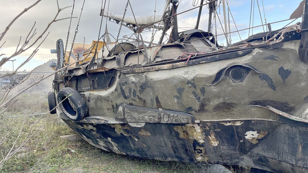 Die als „Geisterschiff von Norderney“ bekannt gewordene Yacht liegt weiter auf der Insel. Ein Transportversuch ans Festland musste am 29. November abgebrochen werden. Foto: Norderneyer Wetter TV