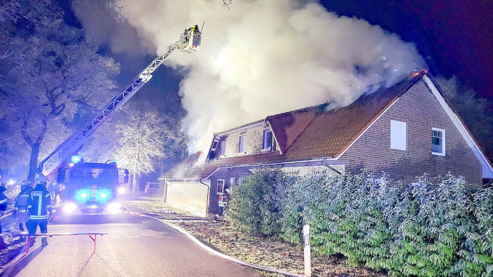 Bei Ankunft der Feuerwehr waren die Flammen bereits auf den Dachstuhl des Hauses übergesprungen. Foto: Feuerwehr Großefehn