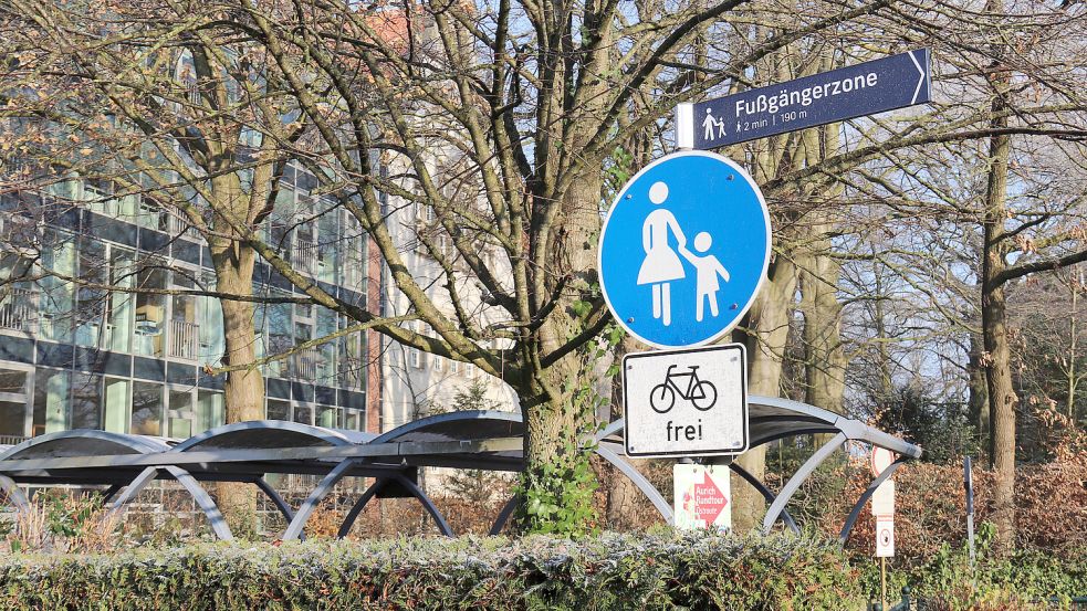 Wer auf der Straßenseite des Gymnasiums in Richtung Europahaus fährt, wird als Radfahrer nur geduldet – und muss Schrittgeschwindigkeit fahren. Foto: Heino Hermanns
