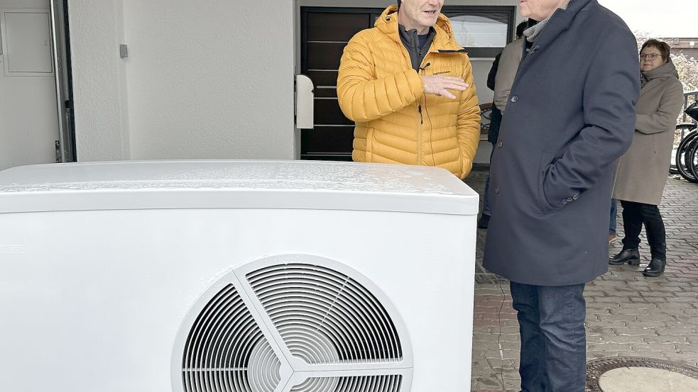 Christoph Kollenda (links) aus Laatzen bei Hannover erläutert Niedersachsens Ministerpräsident Stephan Weil (SPD) die Funktionsweise seiner Wärmepumpe. Foto: Lars Laue