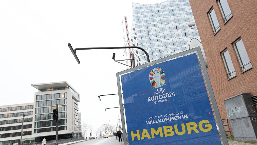 Fußball-Europa blickt am Sonnabend auf die Elbphilharmonie in Hamburg. Foto: Imago/Hanno Bode