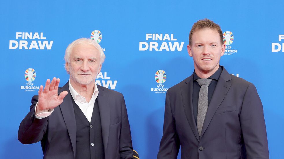 DFB-Sportdirektor Rudi Völler (links) und Bundestrainer Julian Nagelsmann bei der EM-Auslosung in Hamburg. Foto: dpa/Christian Charisius