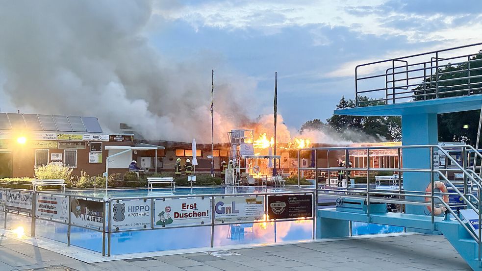 Im Juli brannte im Van-Ameren-Bad in Emden das Multifunktionsgebäude lichterloh. Inzwischen was Richtfest für den Ersatzbau. Foto: Stadt Emden