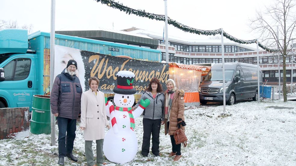 Rolf Coordes, Landtagsabgeordnete und CDU-Ortsverbandsvorsitzende Saskia Buschmann, Wochenmarktsprecherin Harmke Janssen und MIT-Vorsitzende Gabriele Schapp hoffen, dass das Banner und der Schneemann dem Wochenmarkt mehr Aufmerksamkeit bescheren. Foto: Karin Böhmer