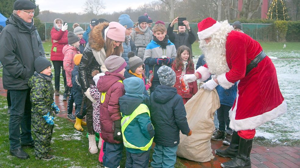 Der Besuch des Weihnachtsmannes: ein besonderer Höhepunkt. Foto: Gerd-Arnold Ubben