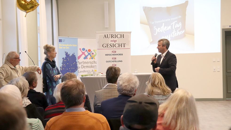 Bundestagsabgeordneter Johann Saathoff (rechts) lobte die Arbeit des Vereins und der beiden Vorstandsmitglieder Jörg Köhler und Heike Pilk. Foto: Karin Böhmer
