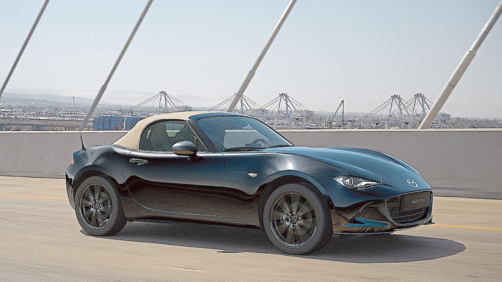 Die Stoffdachvariante des MX-5 ist künftig auch mit beiger Mütze erhältlich. Die ursprüngliche Roadster-Form wird seit 1989 gewahrt. Foto: Mazda