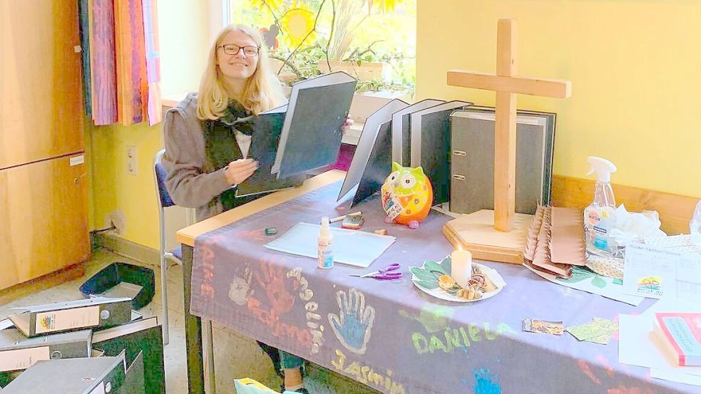 Hanna Kruse mit vielen Ordnern: Jedes Kind im Kindergottesdienst erhält einen Ordner mit Fotos und gemalten Bildern in jedem Jahr als Erinnerung. Hier heftet Hanna gerade ab. Foto: privat