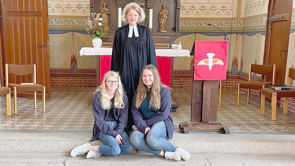 Hanna Kruse (links) und Anneke Pollmann mit Pastorin Katharina Herresthal. Hanna und Anneke hatten einen Gottesdienst verfasst, den sie mit der Pastorin zusammen halten durften. Foto: privat