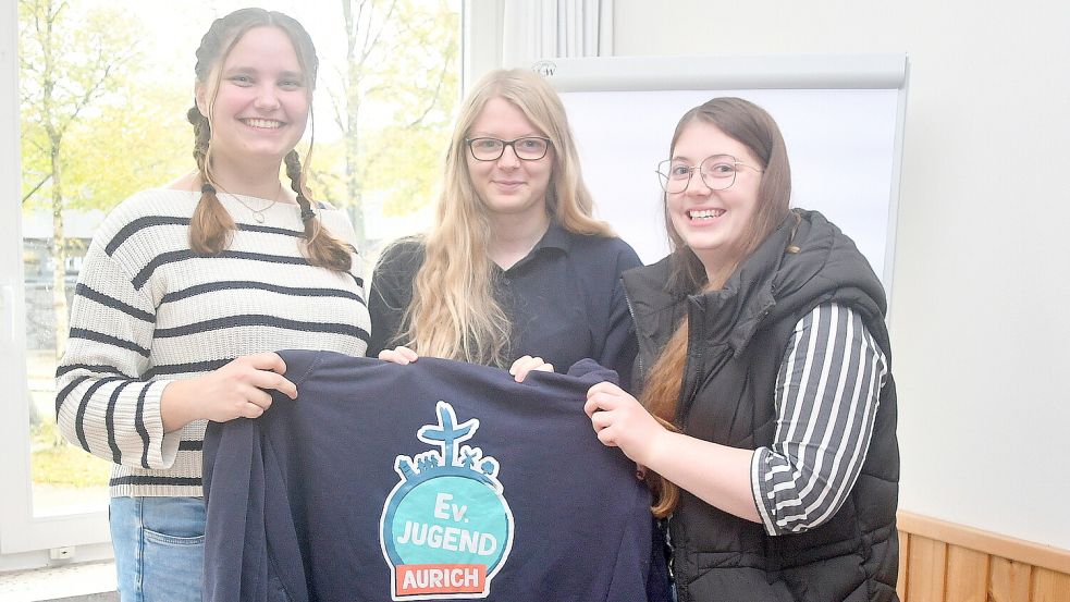 Anneke Pollmann, Hanna Kruse und Janna Albers (von links) zeigen hier ganz stolz die Jacke der evangelischen Jugend Aurich. Foto: privat